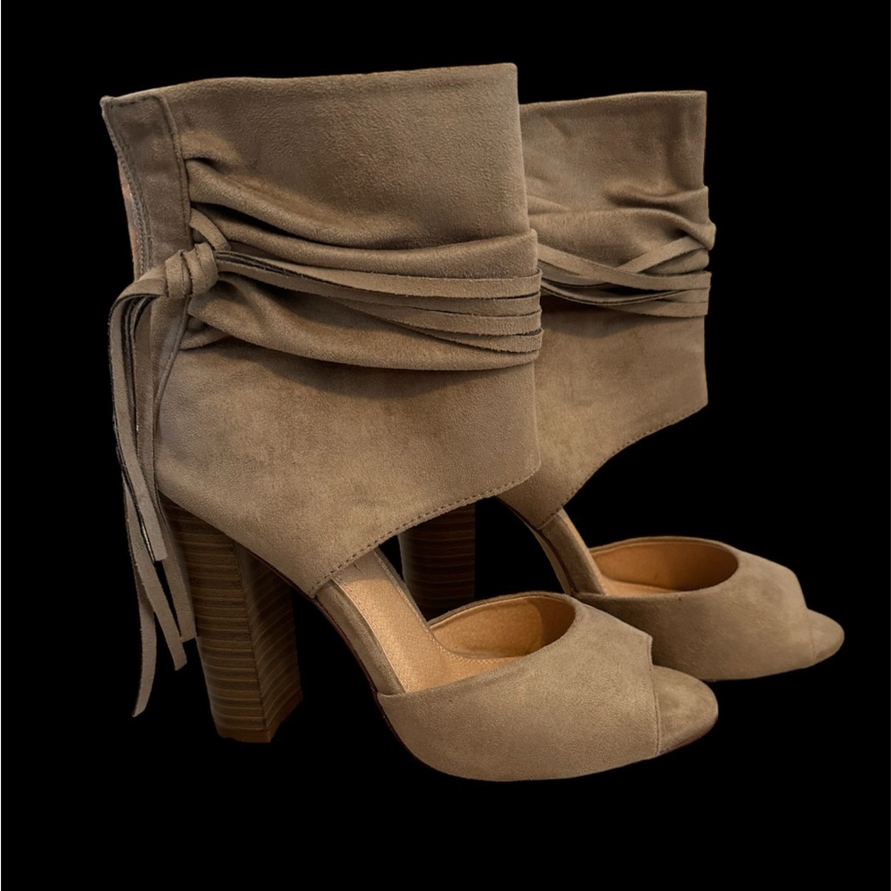 NWT, Size 7.5, Taupe